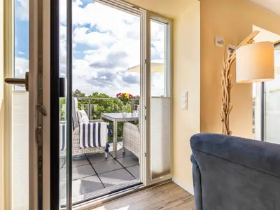 Wohn- und Essbereich: Sofa, TV, Blue Ray Player, Safe, Zugang zum Balkon