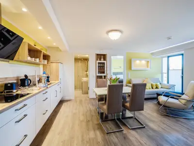 Wohnzimmer: Schlafsofa, TV, Essbereich, Zugang zum Balkon