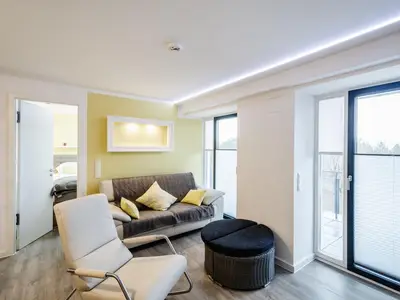 Wohnzimmer: Schlafsofa, TV, Essbereich, Zugang zum Balkon