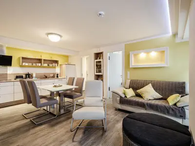 Wohnzimmer: Schlafsofa, TV, Essbereich, Zugang zum Balkon