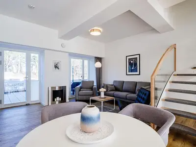 Wohnzimmer: Sitzecke, TV, Essbereich, Zugang zur Terrasse