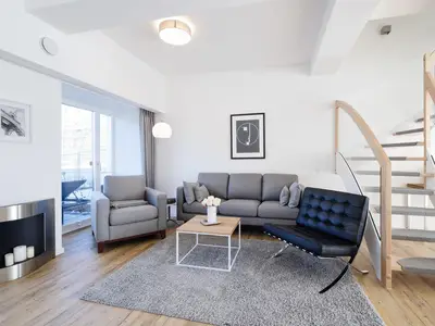 Wohnzimmer: Sitzecke, TV, Essbereich, Zugang zur Terrasse