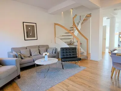 Wohnzimmer: Sitzecke, TV, Essbereich, Zugang zur Terrasse