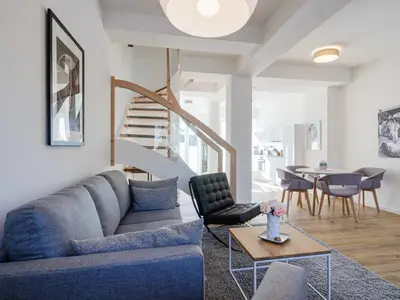 Wohnzimmer: Sitzecke, TV, Essbereich, Zugang zur Terrasse