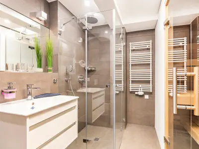 Großes Badezimmer 1: Sauna, Regendusche, WC, Haartrockner, Sitzhocker