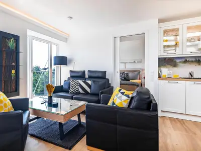 Wohnbereich/Essbereich: Schlafsofa (140x200), TV, Zugang zum Balkon