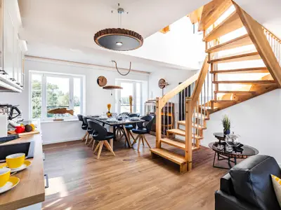 Wohnbereich/Essbereich: Schlafsofa (140x200), TV, Zugang zum Balkon