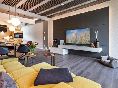 Wohn/Essbereich: Sofa, Sitzbereich, Essbereich, TV, Zugang zur Terrasse