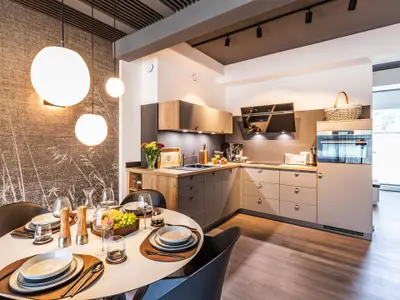 Wohn/Essbereich: Sofa, Sitzbereich, Essbereich, TV, Zugang zur Terrasse