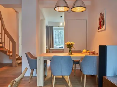 Wohn/Essbereich: Sofa, Sitzbereich, Essbereich, Flach-TV, Zugang zur Terrasse