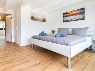 Schlafzimmer 1: Doppelbett (180x200), TV, Zugang zum Balkon, - Blick auf das Meer