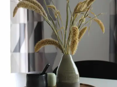 Wohnzimmer: Sofa, TV, Essbereich, Zugang zum Balkon