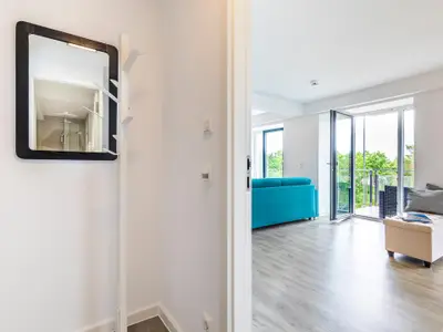 Wohnzimmer: Schlafcouch, TV, Essbereich, Zugang zum Balkon