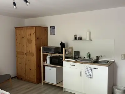 Kleiderschrank und Schrank mit Spülbecken