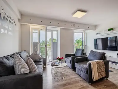 Wohn/Essbereich: Sofa, Sitzbereich, Essbereich, TV, Zugang zum Balkon