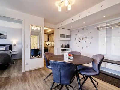 Wohn/Essbereich: Sofa, Sitzbereich, Essbereich, TV, Zugang zum Balkon