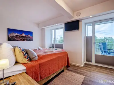 Schlafzimmer 1: Doppelbett (180x200), TV, Zugang zum Balkon