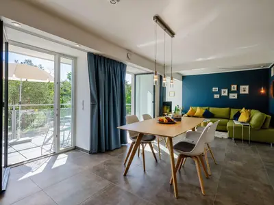 Wohn/Essbereich: Schlafsofa, Sitzbereich, Essbereich, TV, Zugang zum Balkon