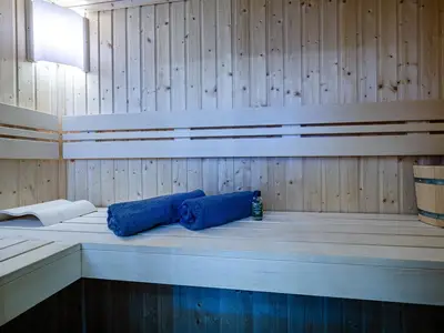 Badezimmer 1: Bad mit Regendusche, Haartrockner, WC, Sauna, Bidet