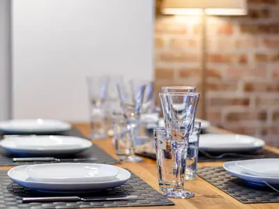 Wohnzimmer: Schlafsofa, TV, Essbereich, Zugang zur Terrasse