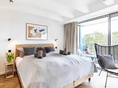 Schlafzimmer 1: Doppelbett (180x200), Kleiderschrank, Smart-TV, Zugang zum Balkon mit 2 Sonnenliegen