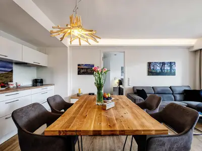 Wohnzimmer: Sofa, TV, Zugang zum Balkon