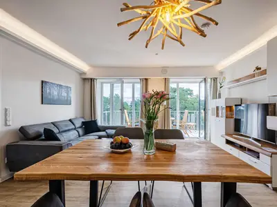 Wohnzimmer: Sofa, TV, Zugang zum Balkon