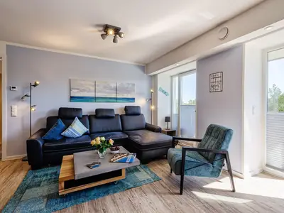 Wohnzimmer: Sofa, TV, Essbereich, Zugang zum Balkon