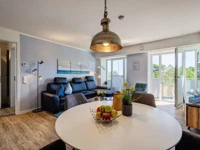 Wohnzimmer: Sofa, TV, Essbereich, Zugang zum Balkon