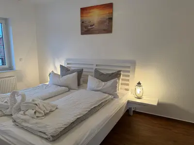 Doppelbett mit Nachttischlampe, TV