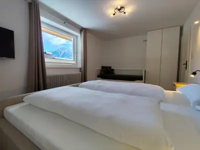 Schlafzimmer mit Doppelbett und ausziehbarem Sofa