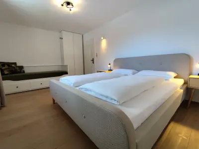 Schlafzimmer mit Doppelbett und ausziehbarem Sofa
