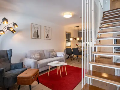 Wohnbereich mit Treppenaufgang zum Schlafzimmer