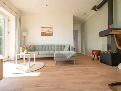 Grüne Weide Sofa und Kamin