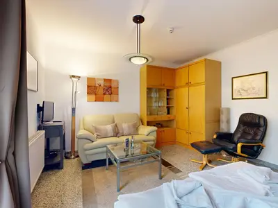 Innenansicht eines Wohnzimmers mit Sofa und Fernseher.