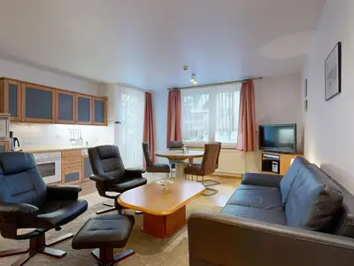 Großes Wohnzimmer mit Kabel-TV.