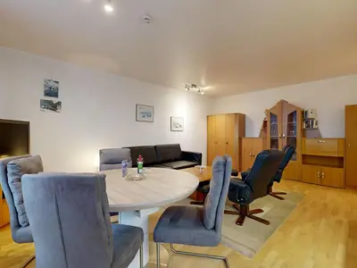 Großes Wohnzimmer mit Kabel-TV.