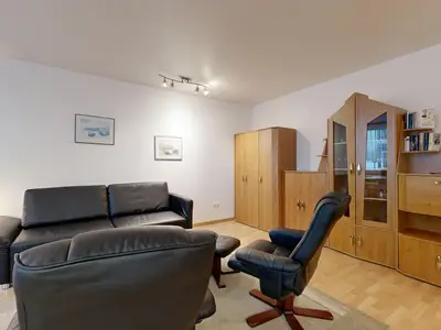 Großes Wohnzimmer mit Kabel-TV.