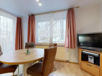 Großes Wohnzimmer mit Kabel-TV.