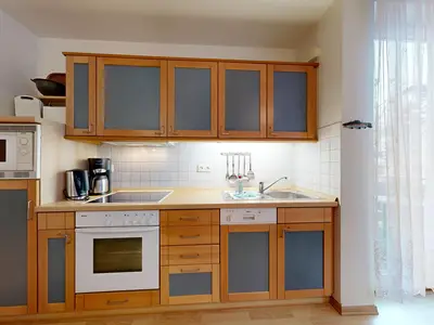 Modern ausgestattete Küchenzeile mit Spülmaschine