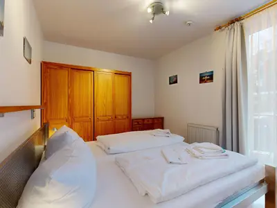 Großes Schlafzimmer mit Kleiderschrank