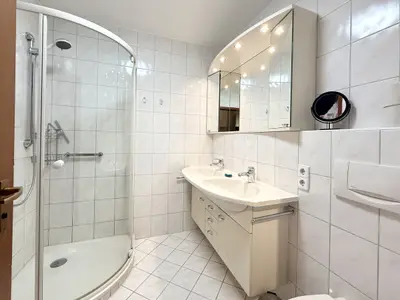 Dusche im Badezimmer