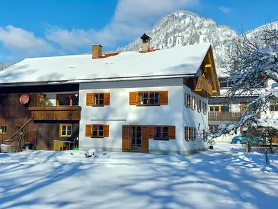 Hausansicht mit Hirschberg