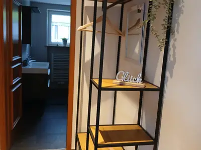 Hausgang mit Blick ins Bad