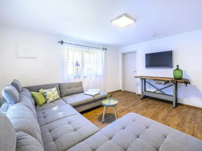 Wohnzimmer mit großzügiger Couch