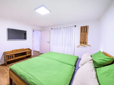 Schlafzimmer mit hochwertigen Möbeln