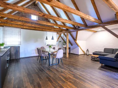 Küche mit Essplatz und Sofa