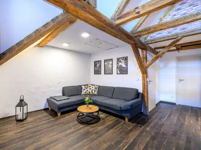 Hochwertige Couch in hellem Wohnraum