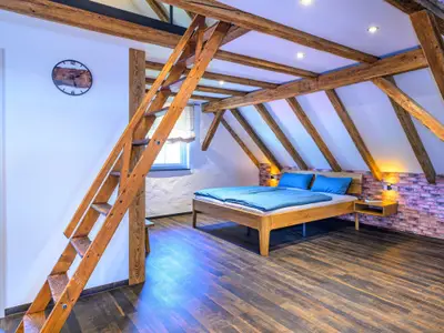 Schlafzimmer mit Aufgang zum Dachspitz