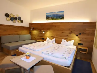 Schlafzimmer mit Doppelbett und Einzelbett